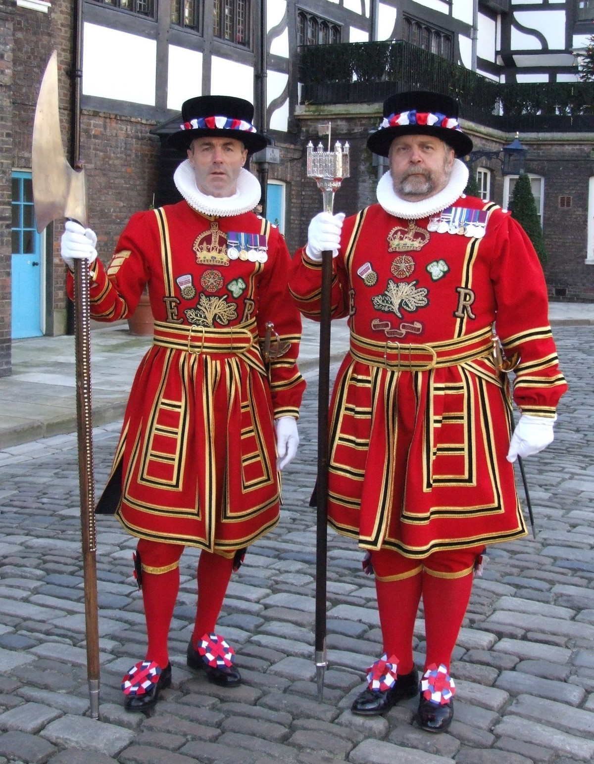 Toàn bộ binh lính trong lực lượng British Beefeater đều có kinh nghiệm phục vụ quân ngũ hàng chục năm, bản thân lực lượng này cũng là một nhánh chính thức của quân đội Hoàng gia Anh. Mặc dù vậy, quân phục và vũ khí của họ có phần cực kỳ đặc biệt loè loẹt. Nguồn ảnh: BI.