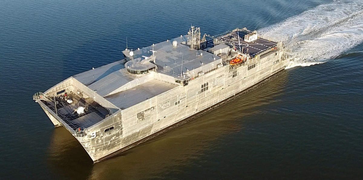 Mặc dù chỉ làm nhiệm vụ vận tải hậu cần, các tàu thuộc lớp Spearhead cũng có khả năng mang theo trực thăng, trong đó chủ yếu là các loại trực thăng vận tải hạng nặng như CH-53 hoặc MH-60. Nguồn ảnh: QQ.