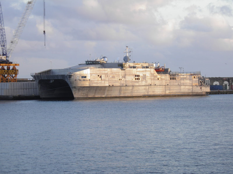 Với thiết kế như một tàu cánh ngầm, tốc độ của các tàu vận tải lớp Spearhead là cực kỳ nhanh, tối đa lên tới 43 hải lý/giờ tương đương 80 km/h - nhanh hơn mọi loại tàu hiện đang phục vụ trong biên chế Hải quân Mỹ hiện tại. Nguồn ảnh: QQ.