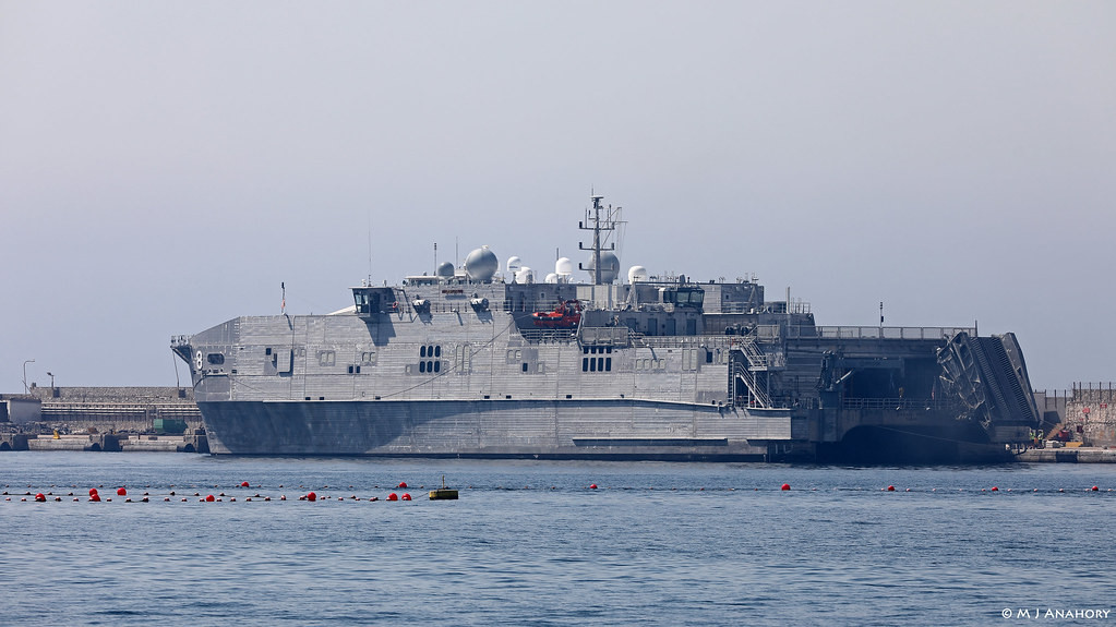 Lớp tàu Spearhed có thiết kế hai thân cực kỳ độc đáo, khiến cho độ giãn nước của nó chỉ là 1515 tấn dù nó có kích thước khổng lồ. Tàu dài 103 mét, rộng 28,5 mét và mớm nước tối đa 3,83 mét. Nguồn ảnh: QQ.