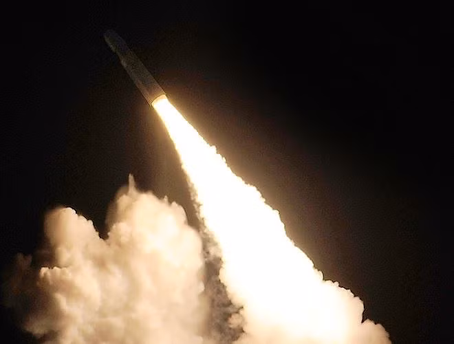 Điểm đặc biệt là Trident II áp dụng sâu công nghệ vật liệu composite (graphite/epoxy) trong chế tạo giúp giảm trọng lượng tên lửa.