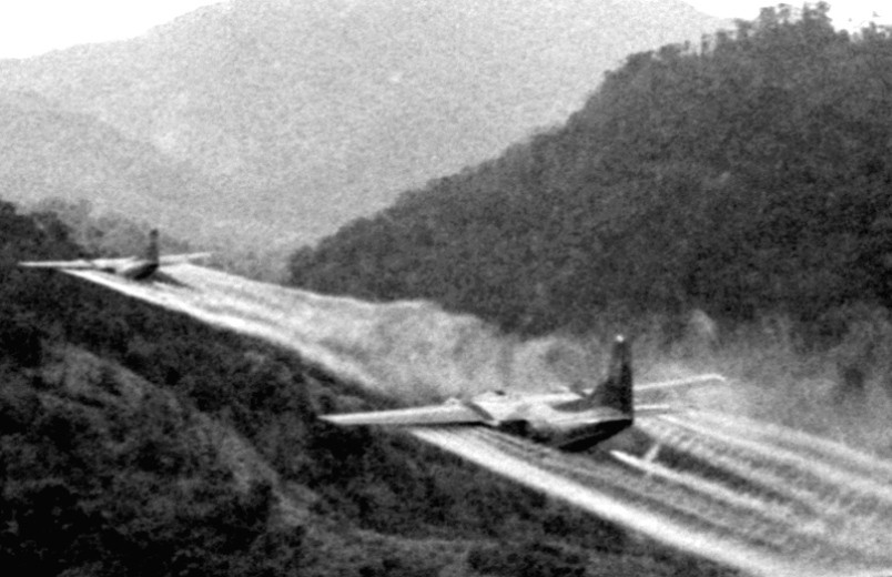 Những người cựu chiến binh Mỹ bị nhiễm chất độc da cam khẳng định, bản thân họ cũng không hề được cảnh báo về thứ chất độc này và không được trang bị bất cứ thiết bị bảo hộ chuyên biệt nào. Ảnh: Kiểu rải chất diệt cỏ "nối đuôi nhau" khiến không ít phi công Mỹ bị phơi nhiễm chất độc da cam. Nguồn ảnh: Thearchive.