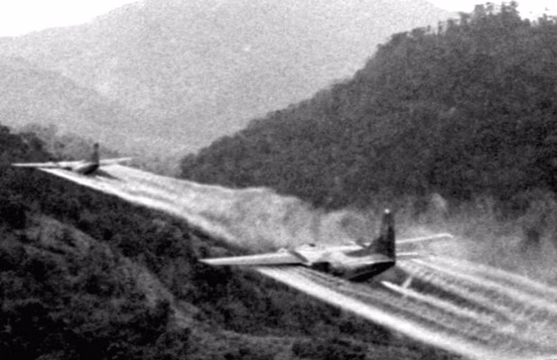 Những người cựu chiến binh Mỹ bị nhiễm chất độc da cam khẳng định, bản thân họ cũng không hề được cảnh báo về thứ chất độc này và không được trang bị bất cứ thiết bị bảo hộ chuyên biệt nào. Ảnh: Kiểu rải chất diệt cỏ "nối đuôi nhau" khiến không ít phi công Mỹ bị phơi nhiễm chất độc da cam. Nguồn ảnh: Thearchive.