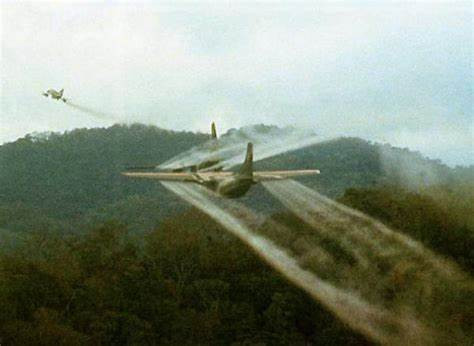 Môi trường tự nhiên cũng bị ảnh hưởng và chịu tác động lâu dài khi dioxin ngấm xuống nước ngầm, phát tán trong không khí, ngấm vào đất, ảnh hưởng tới cây trồng, vật nuôi,... Nguồn ảnh: Thearchive.