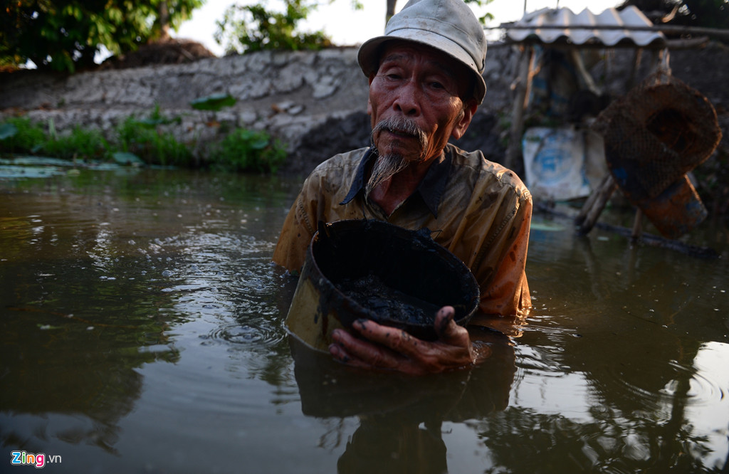 Hình ảnh quen thuộc của Anh hùng Lực lượng Vũ trang Nguyễn Văn Bảy ở quê nhà - người anh hùng ở tuổi ngoài 80 vẫn làm vườn "cho vui". Nguồn ảnh: Zingnews.