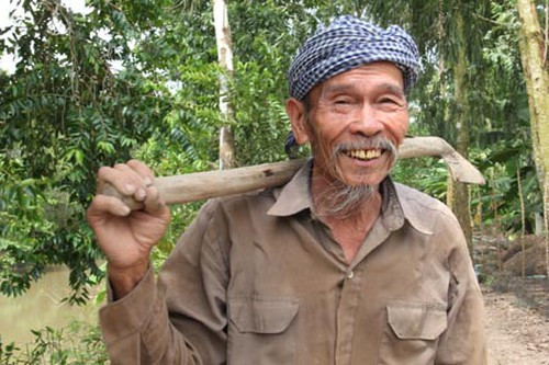 Sau khi về hưu, Đại tá Nguyễn Văn Bảy trở về quê sống đúng chất nông phu với công việc đồng áng, vườn tược hàng ngày. Nguồn ảnh: Danviet.