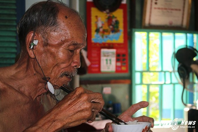 Nhìn những hình ảnh về ông nông dân chân lấm tay bùn, tai đeo máy trợ thính "tự chế" này, ít ai biết rằng cái tên của ông từng là cơn ác mộng với mọi phi công Mỹ khi bay vào không phận miền Bắc Việt Nam trong thời chiến tranh. Nguồn ảnh: VTCnews.