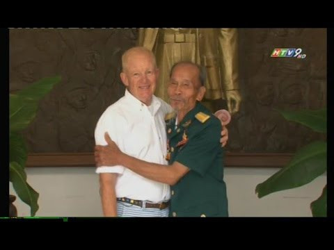Khi chiến tranh kết thúc, nhiều lần các cựu chiến binh Mỹ đã quay trở lại Việt Nam để tìm gặp người phi công huyền thoại Nguyễn Văn Bảy để tìm hiểu xem tại sao với chiếc MiG-17 lỗi thời, ông vẫn có thể vít cổ được những con chim sắt hiện đại tối tân của người Mỹ thời điểm đó. Nguồn ảnh: HTV.