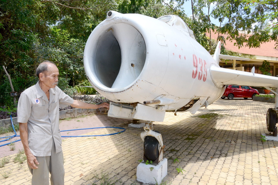 Giai đoạn sau khi Không quân Mỹ tăng cường đánh phá miền Bắc, anh hùng phi công Nguyễn Văn Bảy ít xuất kích dần và sau đó được giữ lại ở mặt đất để đảm nhận nhiều công tác khác nhau. Một phần là do loại tiêm kích MiG-17 ông có nhiều kinh nghiệm điều khiển đã lỗi thời trước các loại vũ khí mới của Mỹ. Bên cạnh đó, việc giữ ông lại ở mặt đất cũng là để ông có cơ hội truyền kinh nghiệm của mình cho các lứa phi công sau. Nguồn ảnh: KQVN.