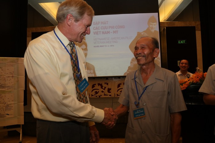 Thậm chí Đại tá Nguyễn Văn Bảy cùng nhiều phi công huyền thoại khác của Việt Nam từng được các phi công Mỹ mời sang Mỹ để chia sẻ lại những thông tin về các trận không chiến cách đây nửa thế kỷ. Nguồn ảnh: Tube.