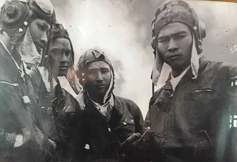 Năm 1965, phi công Nguyễn Văn Bảy được trở về nước và bắt đầu "reo rắc nỗi sợ hãi" cho Không quân Mỹ. Trong thời gian tham chiến với Không quân Mỹ trên bầu trời Hà Nội, ông cùng đồng đội chỉ sử dụng tiêm kích MiG-17 - loại tiêm kích yếu hơn mọi mặt so với máy bay của đối phương. Nguồn ảnh: TL.