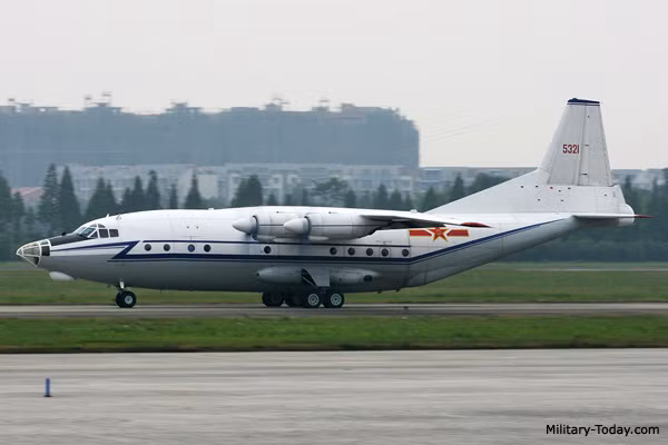 Mặc dù được thiết kế dựa trên chiếc An-12 của Liên Xô, tuy nhiên Y-8 lại tỏ ra "mong manh dễ vỡ" chứ không hề nồi đồng cối đá như chiếc An-12. Nguyên nhân là do ban đầu Trung Quốc đã mua quyền lắp ráp trong nước từ Liên Xô nhưng sau đó do mối quan hệ của hai nước rạn nứt, các chuyên gia kỹ thuật Liên Xô đã được Moscow rút về nước. Nguồn ảnh: Military.