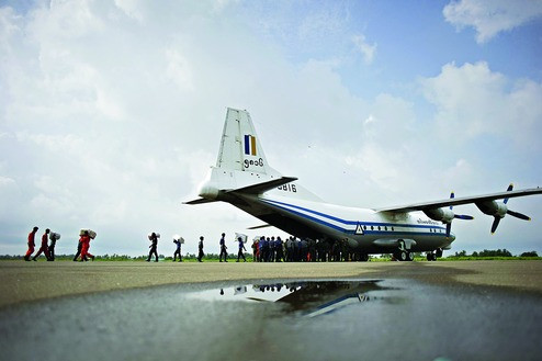 Bên cạnh đó, truyền thông Myanmar cũng khẳng đỉnh rằng dù đây là một máy bay Trung Quốc, tuy nhiên qua những hình ảnh hiện trường có thể thấy phần càng đáp của chiếc máy bay này là cực bền, xới tung đất bên cạnh đường băng nhưng không bị gẫy. Nguồn ảnh: Military.