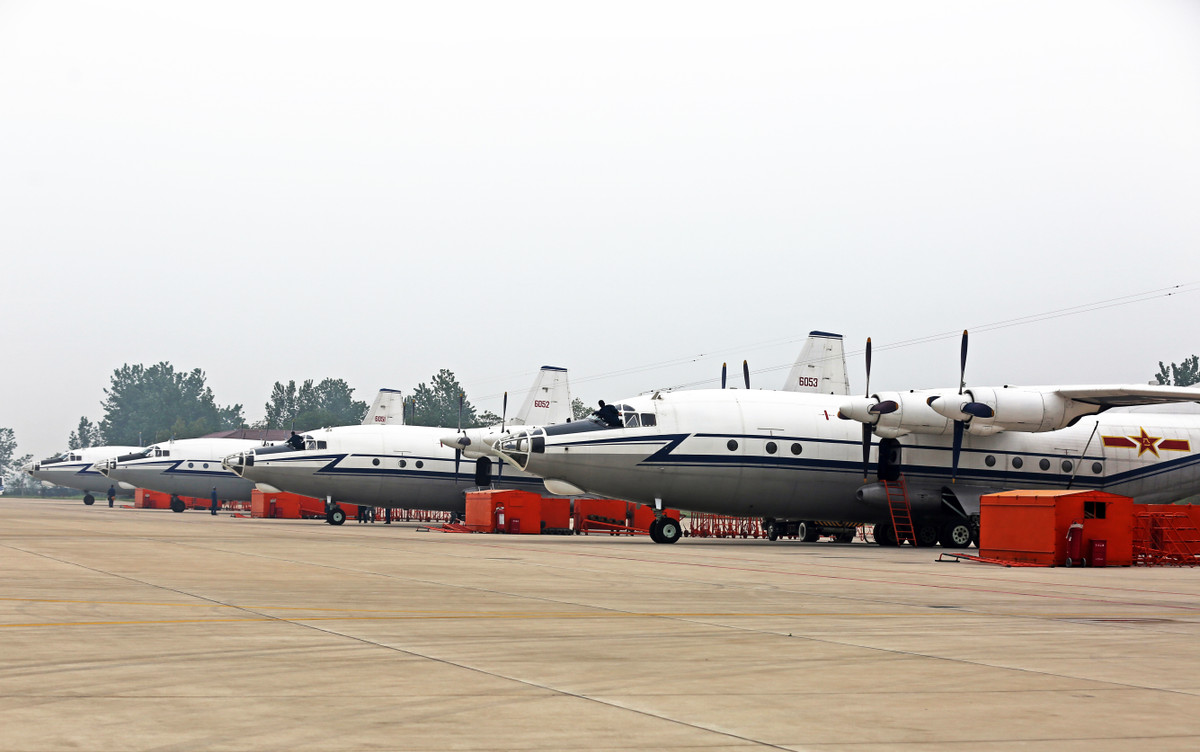 Nỗ lực nghiên cứu cải biên máy bay vận tải Y-8 của Trung Quốc được thể hiện ở việc đếm sơ sơ cũng có khoảng... hơn 20 phiên bản Y-8 các loại từng được nước này cải biên, trong đó bao gồm các phiên bản tác chiến điện tử, cảnh báo sớm, tiếp liệu trên không,... Nguồn ảnh: Engmilitary.