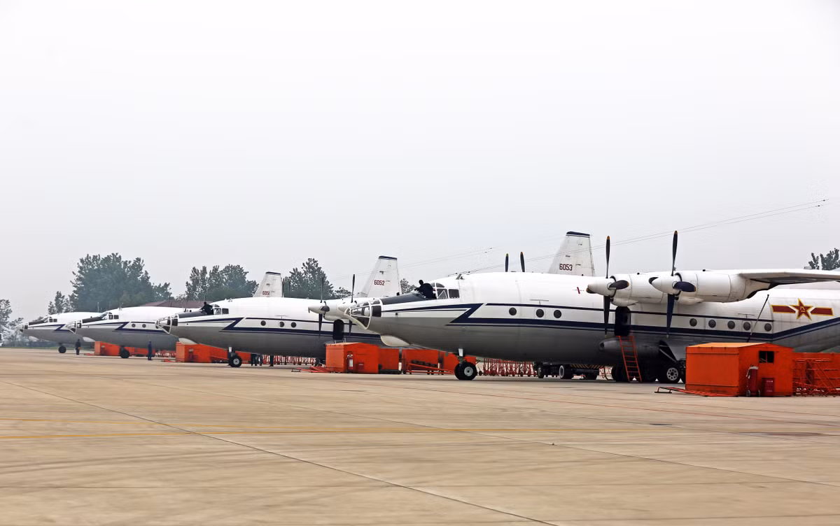 Nỗ lực nghiên cứu cải biên máy bay vận tải Y-8 của Trung Quốc được thể hiện ở việc đếm sơ sơ cũng có khoảng... hơn 20 phiên bản Y-8 các loại từng được nước này cải biên, trong đó bao gồm các phiên bản tác chiến điện tử, cảnh báo sớm, tiếp liệu trên không,... Nguồn ảnh: Engmilitary.