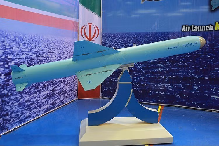 Với các loại tên lửa chống hạm, đầu tiên phải kể đến tên lửa chống hạm Nasr-1 của Iran, đây là loại tên lửa chống hạm được Iran sao chép bất hợp pháp từ phiên bản C-704 của Trung Quốc. Về cơ bản loại tên lửa chống hạm tầm ngắn cỡ nhỏ này có thể hạ gục mọi tàu có trọng tải từ 1500 tấn trở xuống ở khoảng cách 30 km. Nguồn ảnh: Commons.