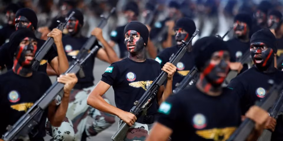 Quốc gia có sức mạnh quân sự đứng thứ 25 thế giới được cho là Saudi Arabia - quốc gia có 33 triệu dân cùng 230.000 lính này có ngân sách quốc phòng hàng năm lên tới 70 tỷ USD - là quốc gia có ngân sách quốc phòng lớn thứ tư thế giới sau ba ông lớn Nga, Trung Quốc và Mỹ. Nguồn ảnh: BI.