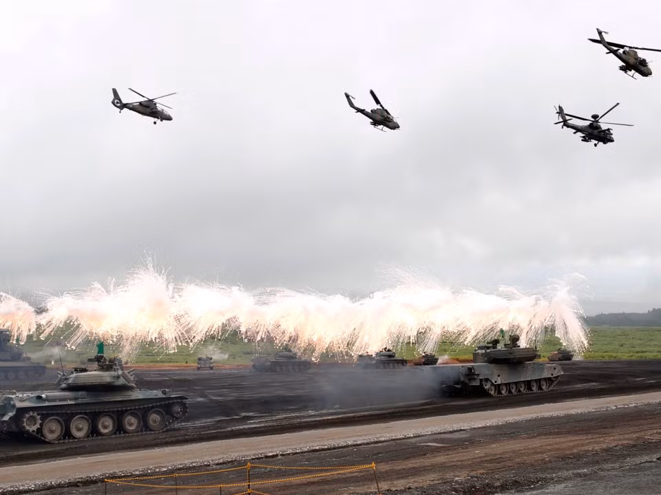 Nhật Bản đứng trên Hàn Quốc một bậc với quân số 303.000 người nhưng không được coi là lính mà chỉ được coi là... công chức nhà nước cùng lực lượng chiến đấu cơ đứng thứ 8 thế giới và bốn tàu sân bay trong biên chế. Nguồn ảnh: BI.