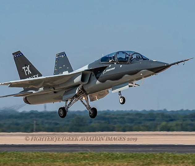 Hiện tại, mới chỉ có hai chiếc máy bay huấn luyện T-X được ra đời và phục vụ cho việc bay trình diễn, bay thử nghiệm. Nguồn ảnh: BI.