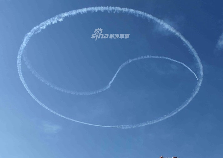 Thậm chí những máy bay này còn vẽ lên không trung biểu tượng âm - dương truyền thống của người Hàn Quốc. Nguồn ảnh: Sina.