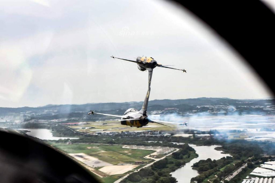 Trong triển lãm hàng không vừa diễn ra ở Hàn Quốc, quân đội nước này đã có màn trình diễn với những máy bay KAI T-50 cực kỳ hoành tráng. Nguồn ảnh: Sina.