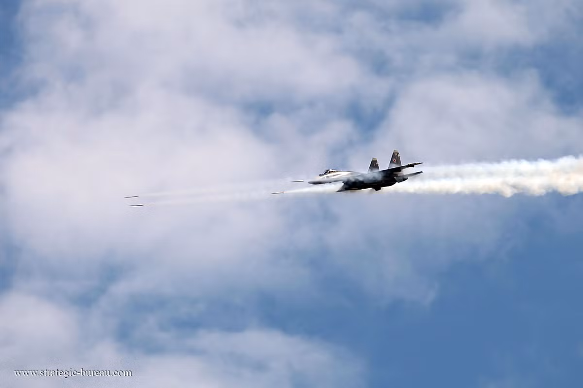 Loại vũ khí nguy hiểm nhất của Su-35S vẫn là tên lửa Vympel R-77 - loại vũ khí có khả năng cạnh tranh với tên lửa không đối không AIM-120 của Mỹ - một trong những loại tên lửa trang bị trên tiêm kích được cho là hiện đại nhất hiện nay. Nguồn ảnh: QQ.