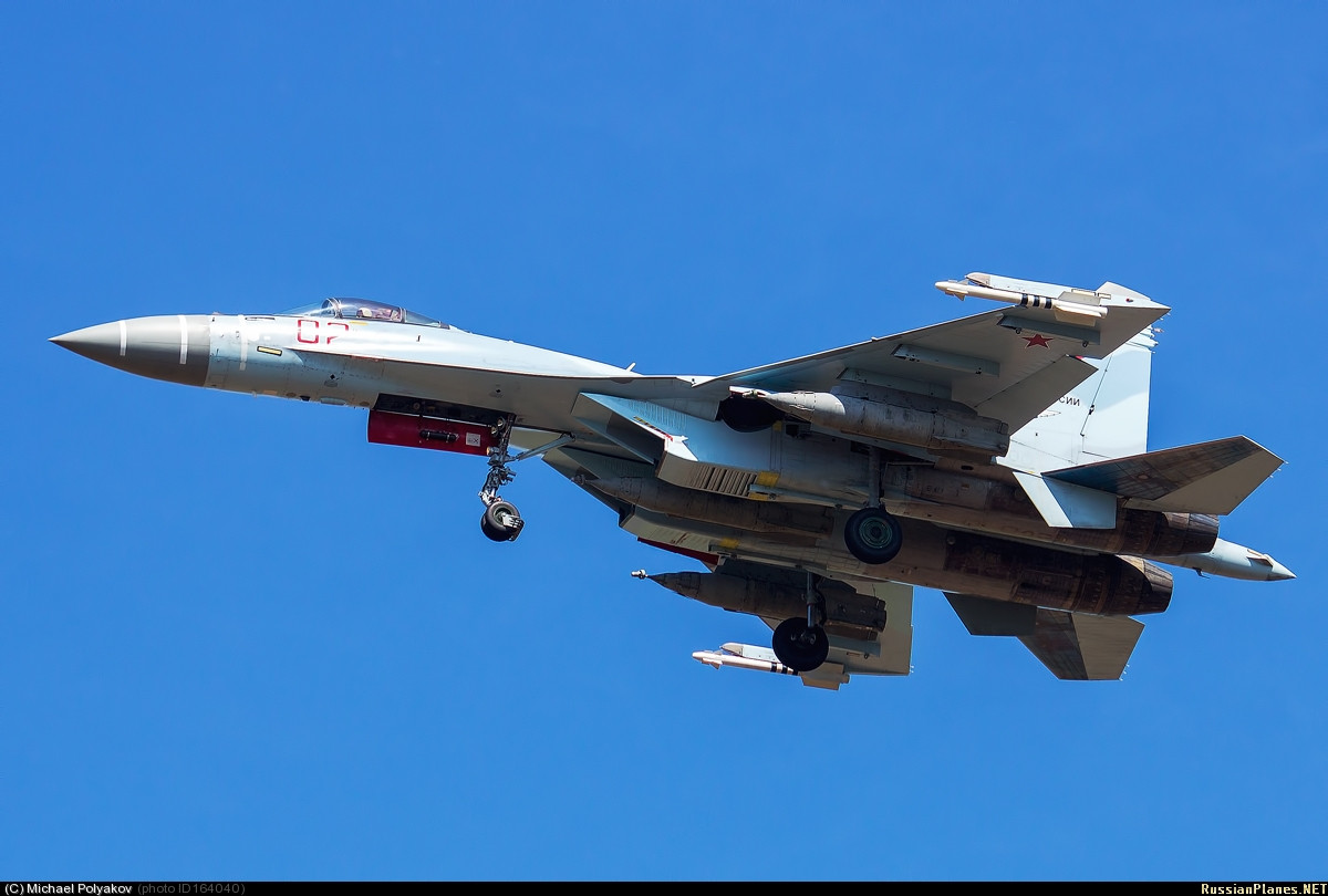 Những đặc điểm quan trọng nhất của Su-35S cho phép nó có thể tiếp cận và bắn hạ một tiêm kích thế hệ thứ năm bao gồm hệ thống hàng không điện tử hiện đại, khung máy bay nhẹ cùng hệ thống động cơ vector 3D hiện đại và dàn vũ khí cực kỳ nguy hiểm. Nguồn ảnh: QQ.