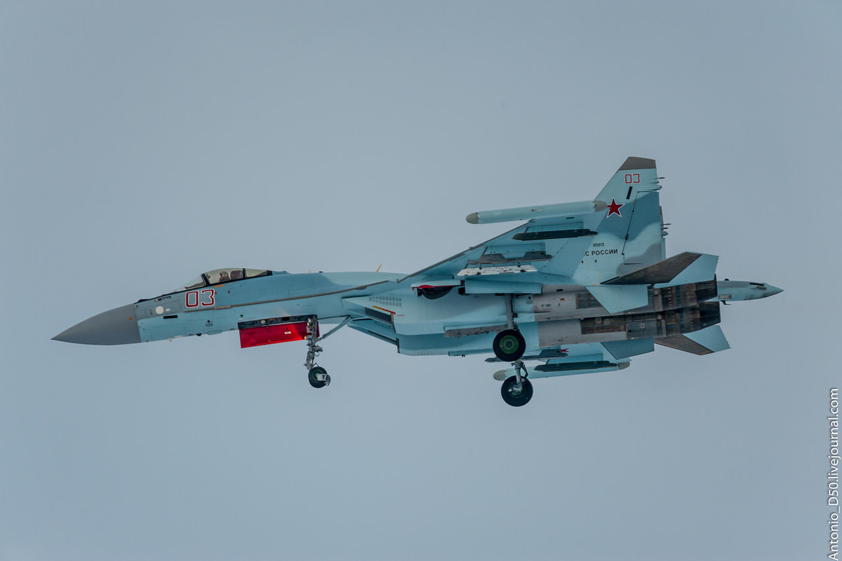 Giới chuyên gia quân sự nhận xét, hoàn toàn có thể sử dụng một tiêm kích Su-35S để đánh chặn tiêm kích Su-57. Đơn giản là vì Su-35S dù chỉ là máy bay tiêm kích thế hệ 4++, tuy nhiên những công nghệ và vũ khí nó mang trong mình đủ để đối đầu với mọi loại tiêm kích thế hệ năm ở thời điểm hiện tại. Nguồn ảnh: QQ.