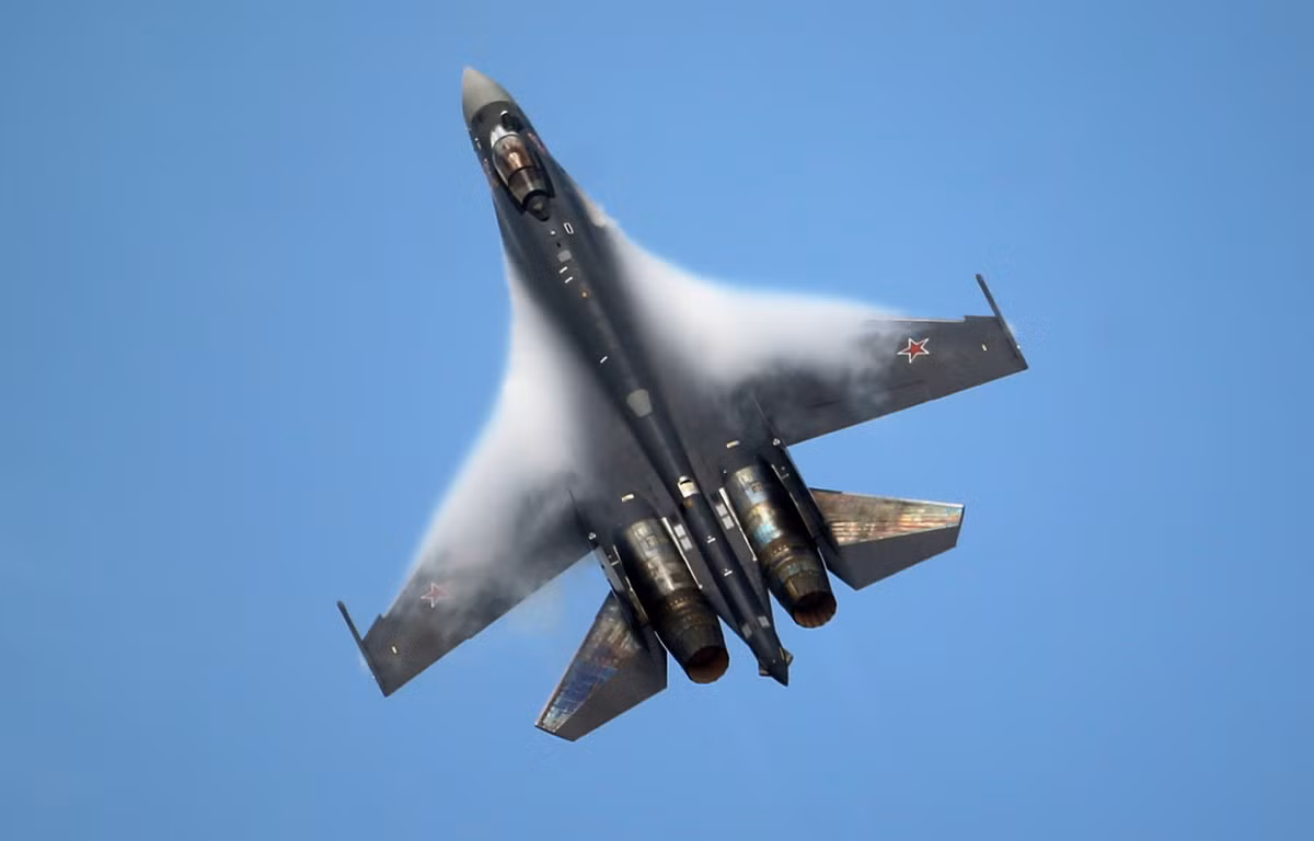 Mặc dù vậy, không quân Nga không coi Su-35S là phương án đối đầu với tiêm kích thế hệ năm của đối phương vì không sớm thì muộn, đến một ngày các tiêm kích thế hệ năm của phương Tây cũng sẽ hoàn thiện và hiện đại vượt tầm của một tiêm kích thế hệ 4++. Khi đó, Nga buộc sẽ phải có một chiến đấu cơ thế hệ năm để đối đầu "sòng phẳng" với đối phương. Nguồn ảnh: QQ.