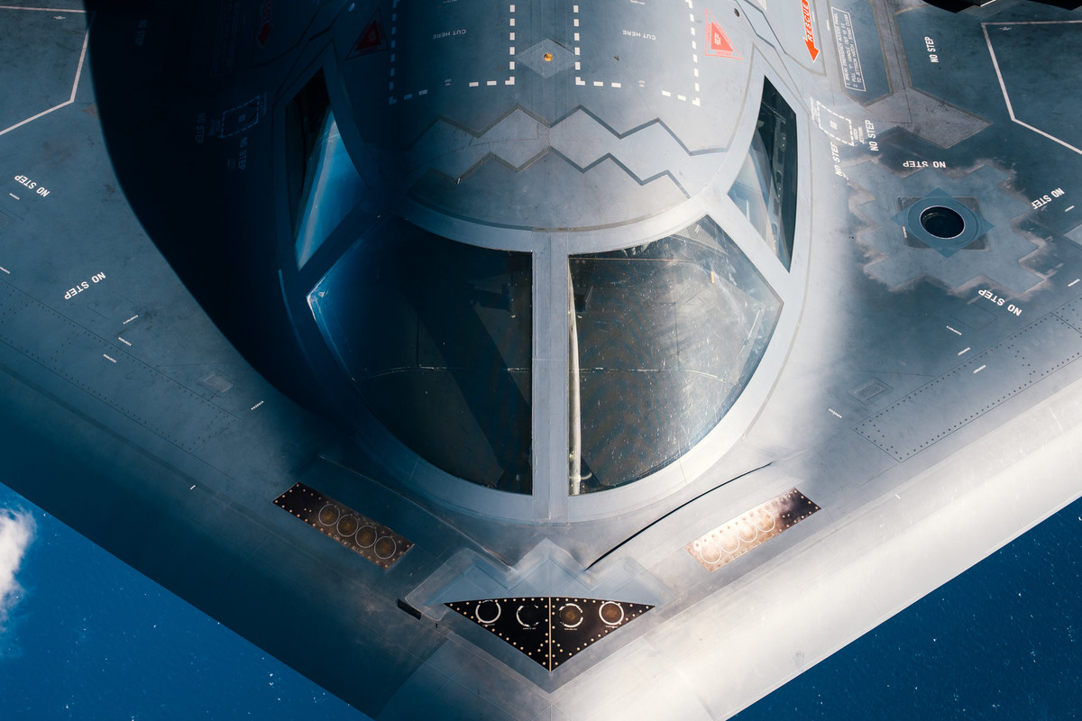 Các thiết bị này xuất hiện trên mọi máy bay chiến đấu, trong đó bao gồm cả các loại tiêm kích tốc độ cao. Tuy nhiên do có thiết kế phần mũi khá kỳ dị, cách lắp đặt của những thiết bị này trên máy bay B-2 Spirit cũng có phần khá kỳ quái. Nguồn ảnh: Twitter.