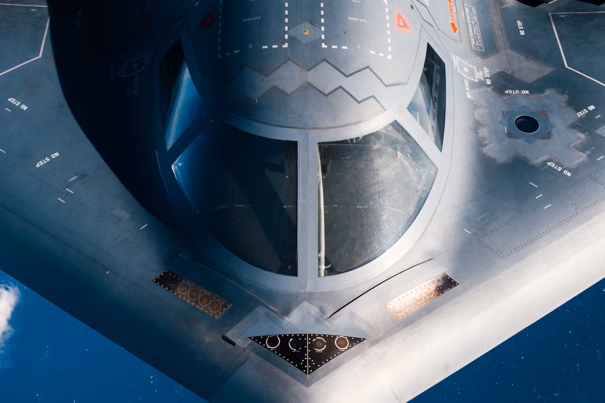 Các thiết bị này xuất hiện trên mọi máy bay chiến đấu, trong đó bao gồm cả các loại tiêm kích tốc độ cao. Tuy nhiên do có thiết kế phần mũi khá kỳ dị, cách lắp đặt của những thiết bị này trên máy bay B-2 Spirit cũng có phần khá kỳ quái. Nguồn ảnh: Twitter.