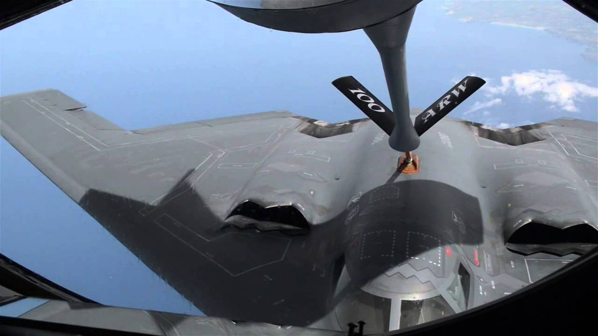 Tới năm 1992, sau khi Liên Xô tan rã, quân đội Mỹ bắt đầu giảm thiểu số tiền đổ vào các loại vũ khí chiến lược tầm xa như B-2 Spirit khiến cho số lượng sản xuất của loại máy bay này bị cắt giảm hơn nữa, chỉ còn 20 chiếc, kèm theo một chiếc dùng để bay thử nghiệm trước đó là 21 chiếc. Nguồn ảnh: Twitter.