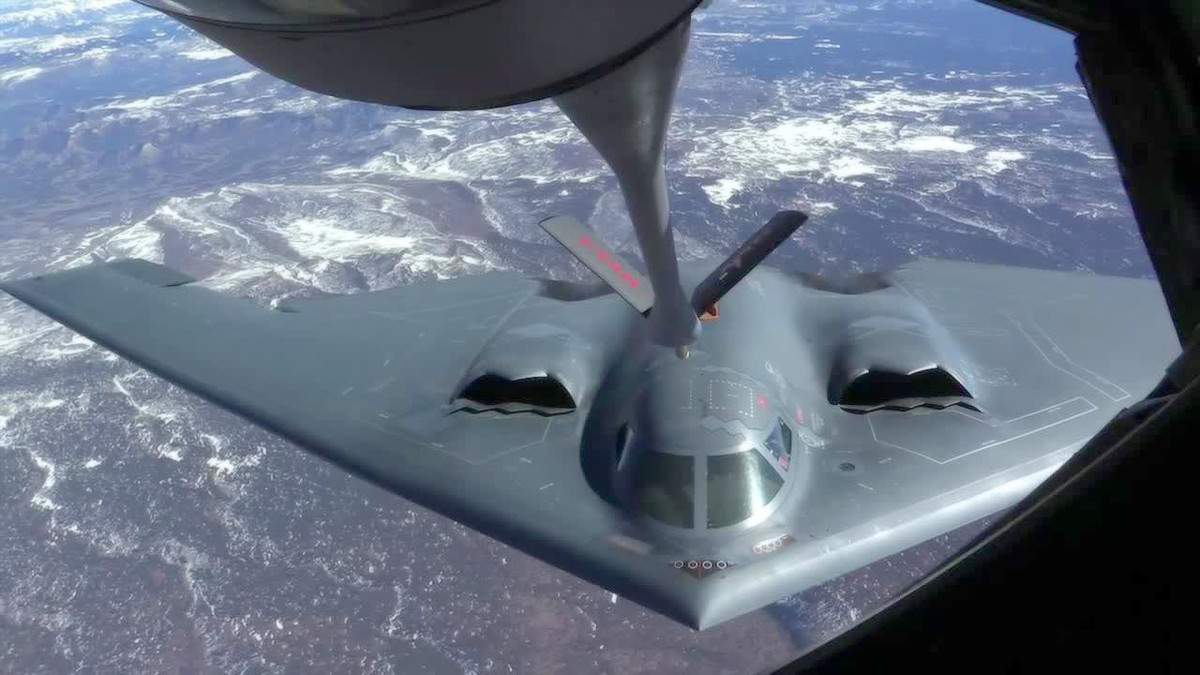 Để đảm bảo kiểu dáng của máy bay ném bom B-2 Spirit được chau chuốt nhất, giúp nó giảm thiểu được diện tích phản xạ bề mặt radar (RCS) xuống thấp nhất, toàn bộ các cảm biến này đều được đặt bên trong máy bay thay vì đặt bên ngoài như trên nhiều loại máy bay thế hệ thứ tư khác. Nguồn ảnh: Twitter.