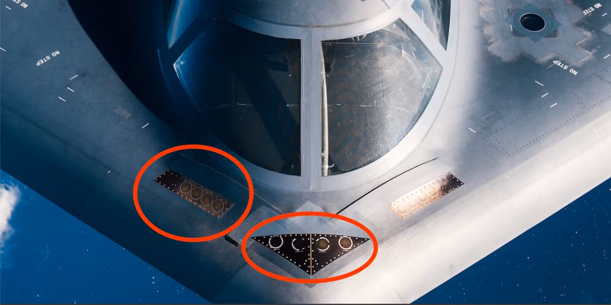 Không quân Mỹ vừa cho đăng tải những hình ảnh về máy bay ném bom B-2 Spirit thực hiện nhiệm vụ tiếp liệu trên không từ "thùng xăng bay" KC-135 Stratotanker trên không phận Anh. Những bức ảnh chụp cận cảnh phi vụ tiếp liệu trên không đã cho thấy hình ảnh rất hiếm về toàn bộ các hệ thống cảm biến ở mũi chiếc máy bay ném bom này. Nguồn ảnh: Twitter.