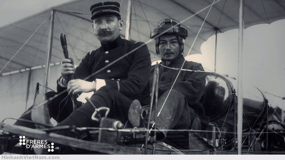 Ngay sau khi ra trường, Đỗ Hữu Vị gia nhập Quân đội Pháp, tham chiến tại châu Phi. Tuy nhiên phải tới năm 1910 ông mới bắt đầu bước vào sự nghiệp phi công và chỉ sau đó một năm, ông thực hiện chuyến bay đầu tiên vòng quanh nước Pháp - trở thành người Đông Dương đầu tiên hoàn thành chuyến bay kỷ lục này. Nguồn ảnh: TL.