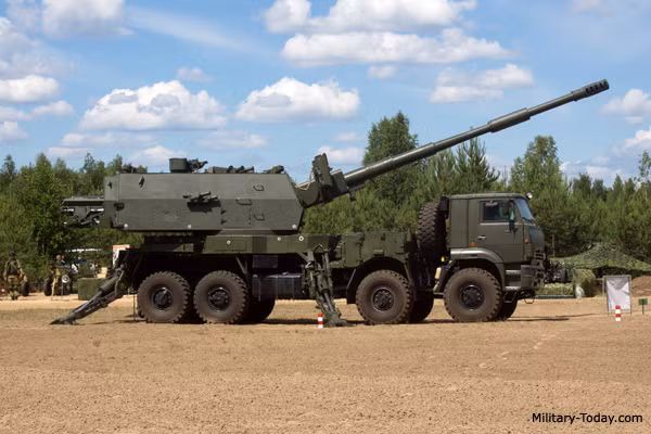 Việc nâng cấp sang hệ thống tự hành bánh lốp cho phép pháo tự hành 2S35 có tốc độ di chuyển cao hơn, đặc biệt là khi di chuyển trên đường bằng - tốc độ tối đa của xe lên tới 90 km/h. Nguồn ảnh: Military-today.