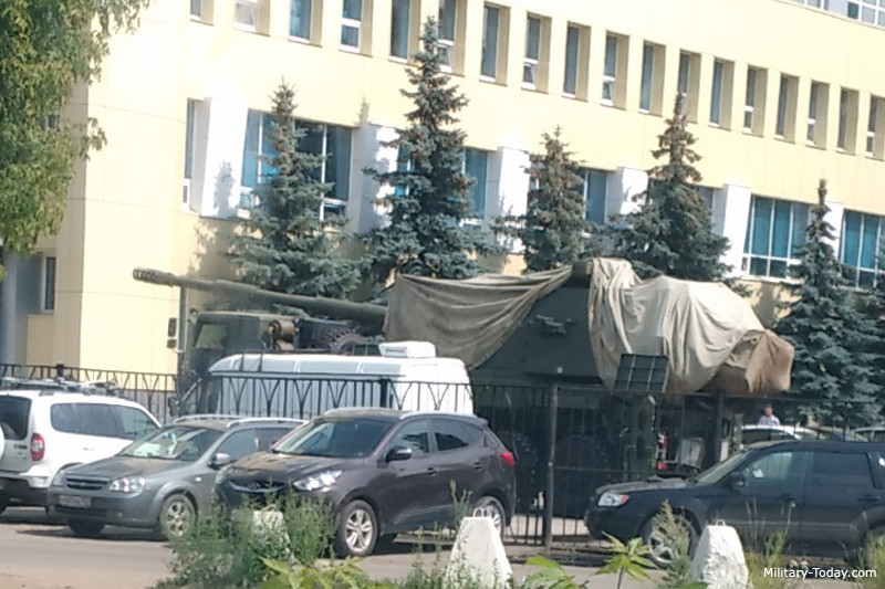 Tuy nhiên nhiều chuyên gia khẳng định toàn bộ hệ thống 2S35 trong đó bao gồm xe pháo tự hành cùng với các phương tiện hỗ trợ khác đã được hoàn thiện xong. Nguồn ảnh: Military-today.