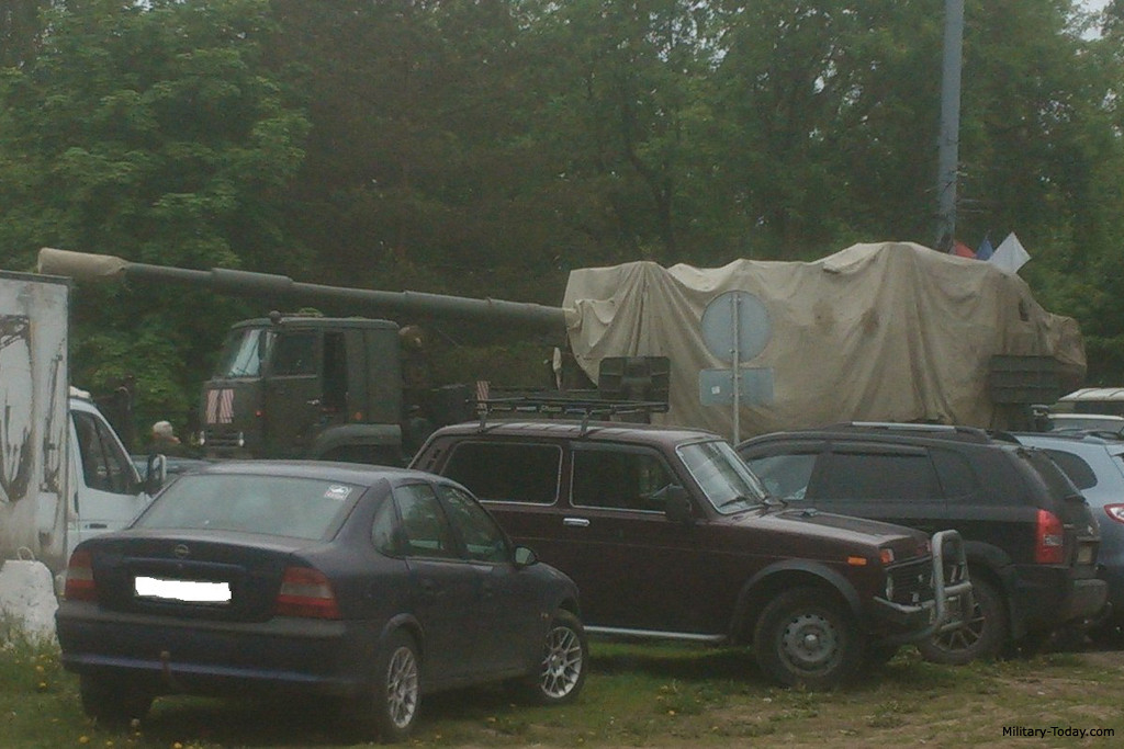 Mặc dù đã xuất hiện từ năm 2017, tuy nhiên những hình ảnh về 2S35 phiên bản bánh lốp tới nay vẫn còn rất hiếm hoi và chủ yếu là "ảnh chụp trộm". Nguồn ảnh: Military-today.