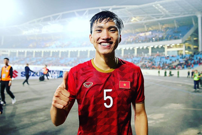 Mới đây, cộng đồng người hâm mộ bóng đá vui mừng trước thông tin Đoàn Văn Hậu đầu quân cho một câu lạc bộ ở Hà Lan. Đây là cơ hội tốt để cầu thủ trẻ Việt Nam phát triển tài năng, đồng thời khẳng định tương lai tươi sáng của nền bóng đá nước nhà. Văn Hậu sang Hà Lan sau khi SC Heerenveen trả mức phí mượn cầu thủ trị giá 1,4 triệu USD và nhận lương 22.000 USD/tháng.