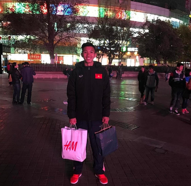 Không chỉ nổi bật với những đường bóng uyển chuyển trên sân cỏ, cầu thủ Đoàn Văn Hậu còn thu hút nhiều người hâm mộ nhờ ngoại hình ưa nhìn. Chàng trai cũng sở hữu gu thời trang thoải mái, năng động nhưng vẫn chỉn chu.