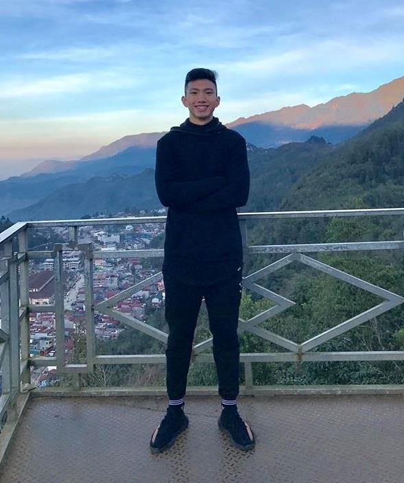 Nam cầu thủ thường diện những đôi sneakers cá tính, đến từ các thương hiệu nổi tiếng. Trong hình, anh mang thiết kế đình đám Yeezy Boost 350 V2 bản phối trắng đen của adidas. Đôi giày này hiện có thể được mua với giá cao nhất lên đến 960 USD.