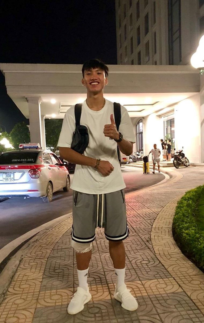 Nam cầu thủ dường như rất ưa chuộng adidas. Trong ảnh, anh đi mẫu giày Yeezy Boost 350 V2 màu trắng. Hiện item này được rao bán với giá 334 USD.