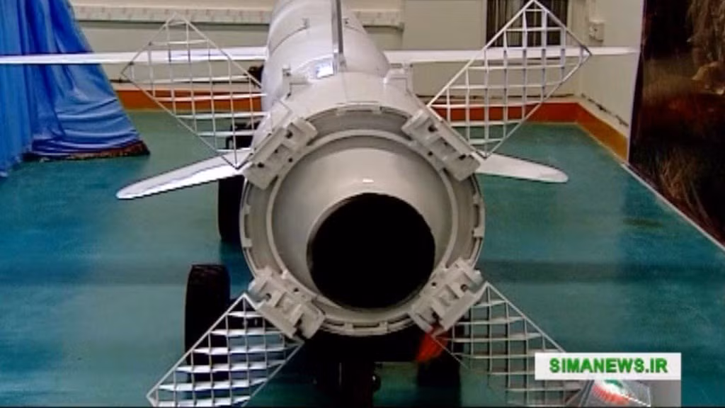 Hiện tại, Mỹ cùng Saudi Arabia vẫn đưa ra nhiều nhận định khác nhau về việc thứ gì và từ nước nào đã tấn công các nhà máy lọc dầu của Saudi Arabia hôm thứ sáu vừa rồi. Mặc dù cả Iran và Iraq đều được đưa vào trong vòng nghi vấn, tuy nhiên tới nay Mỹ vẫn chưa đưa ra được bất cứ bằng chứng xác đáng nào để kết luận vụ việc. Nguồn ảnh: Simanews.