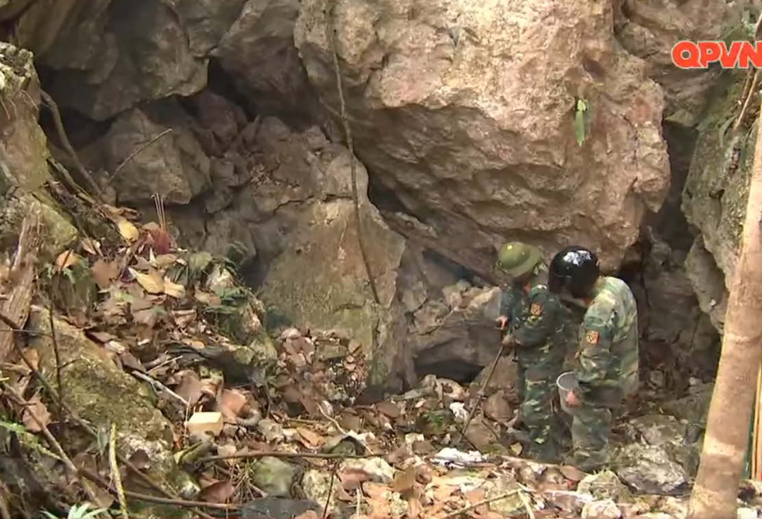 Núi đá là đặc sản của Hà Giang và quá trình tìm kiếm, vô hiệu hoá vật liệu nổ ở những khu vực này cũng hết sức khó khăn, người lính không thể dùng xẻng mà phải dùng tay không, lật từng hòn đá một. Nguồn ảnh: QPVN.