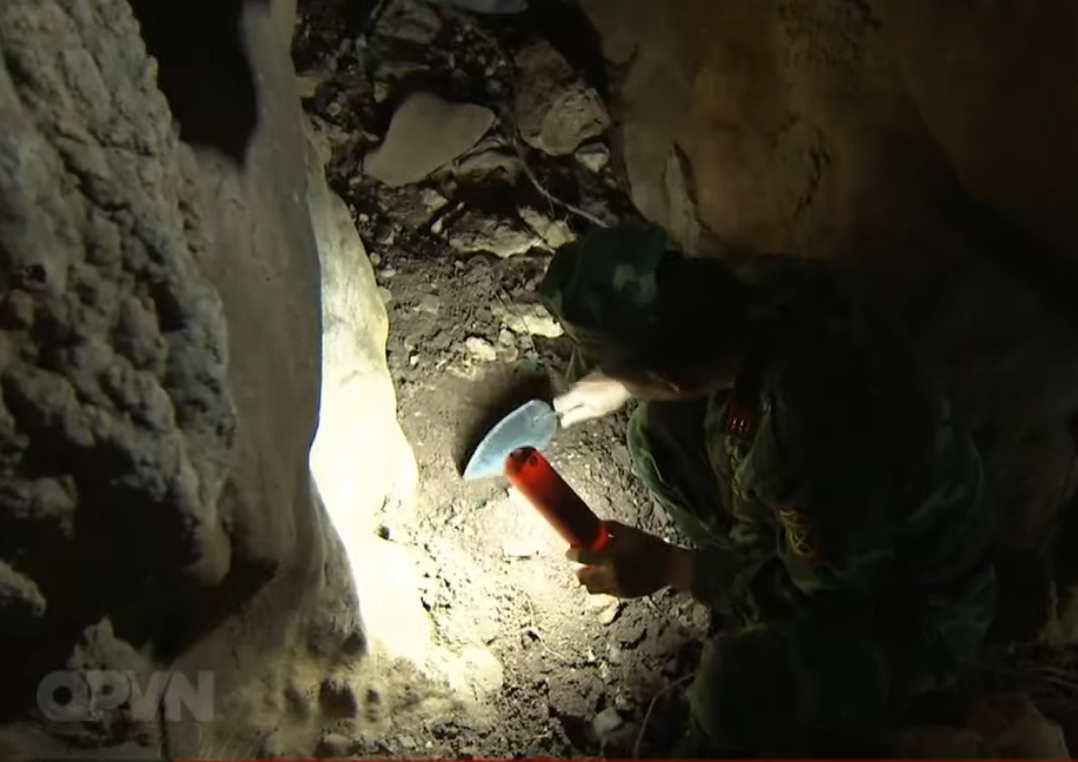 Do hang đá đã bị sập, việc đào bới tìm kiếm hài cốt tử sĩ cũng như tiếp cận sâu vào bên trong là hết sức khó khăn. Nguồn ảnh: QPVN.