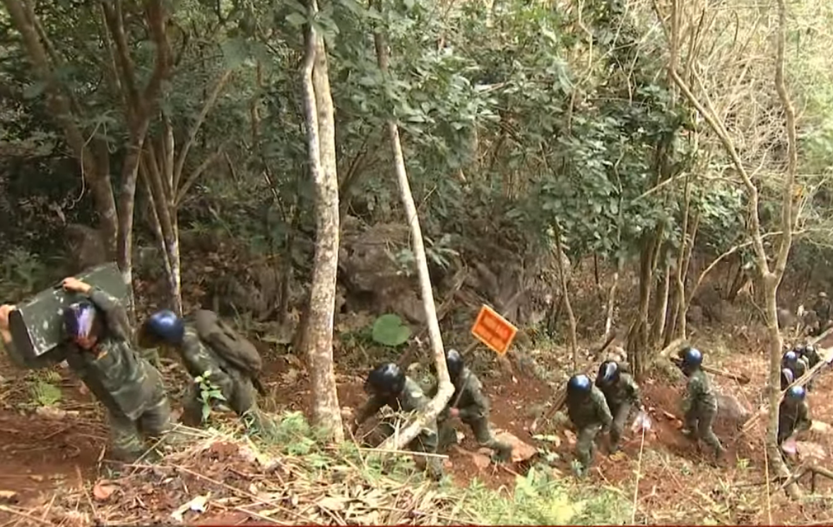 Đường đi hiểm trở nhiều nguy hiểm và bom mìn còn sót lại khiến quãng đường di chuyển như dài thêm đến vô tận. Nguồn ảnh: QPVN.