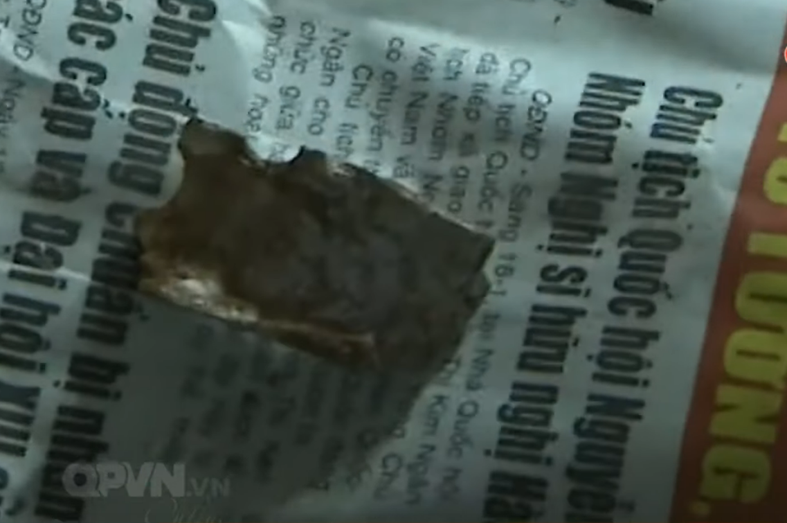 Một mảnh hài cối của tử sĩ được tìm thấy bên trong hang Sập - cái tên được người dân địa phương đặt cho hang đá này sau khi nó bị hoả lực đối phương vùi nát. Nguồn ảnh: QPVN.