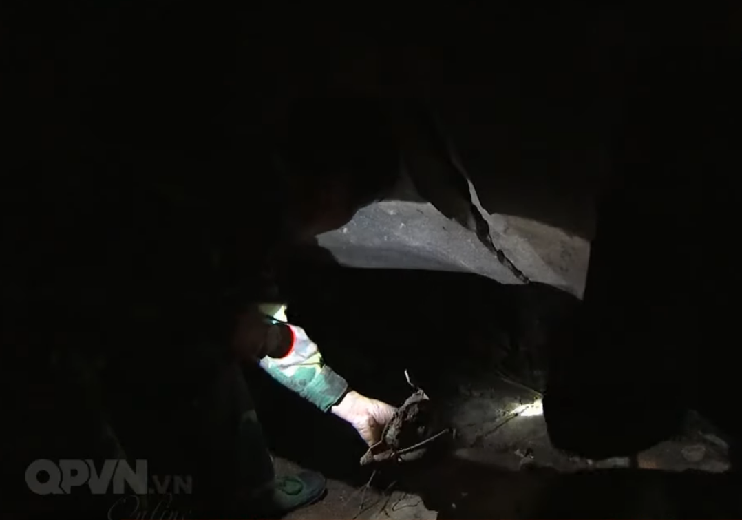 Ngoài ra con có các vật dụng sinh hoạt khác như bát, nồi, bi-đông,... bằng chứng về việc những người lính của ta đã bám trụ tại đây suốt một thời gian dài. Nguồn ảnh: QPVN.