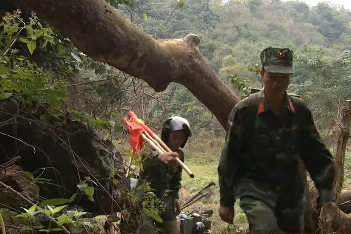 Thậm chí ở nhiều đoạn nghi có bom mìn, vật liệu nổ còn sót lại, các cán bộ chiên sĩ quy tập hài cốt phải tận dụng địa hình, trèo qua những hòn đá tảng hoặc đi dọc thân cây đổ để đảm bảo an toàn, tránh được bom mìn còn sót dưới đất. Nguồn ảnh: QPVN.