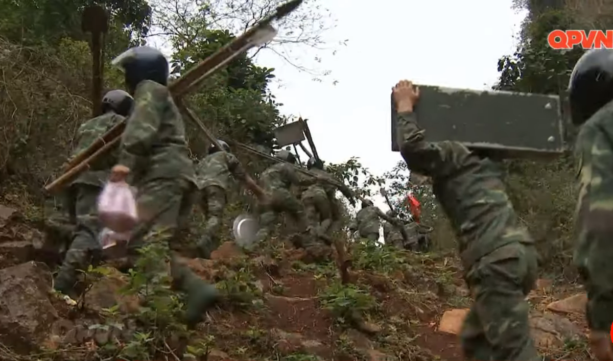 Quá trình tìm kiếm và quy tập mộ liệt sĩ tại Vị Xuyên cũng không hề đơn giản do đây là nơi diễn ra nhiều trận đánh ác liệt giữa ta với địch, nhiều điểm cao liên tục đổi chỉ và bom mìn được rải lại rất chằng chịt, gần như không có bản đồ để tiến hành rà phá. Nguồn ảnh: QPVN.